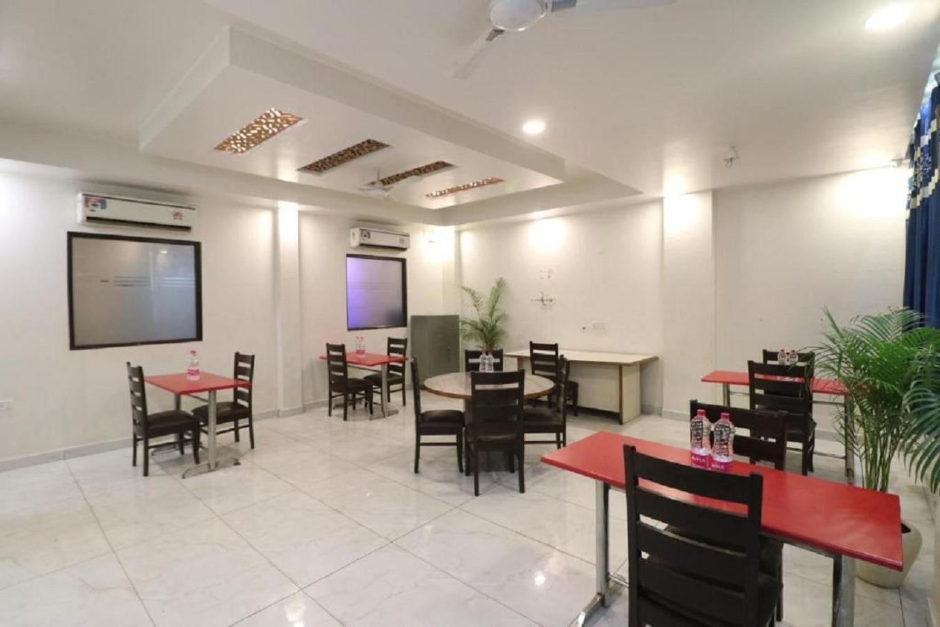Hotel Skywood At Airport Yeni Delhi Dış mekan fotoğraf